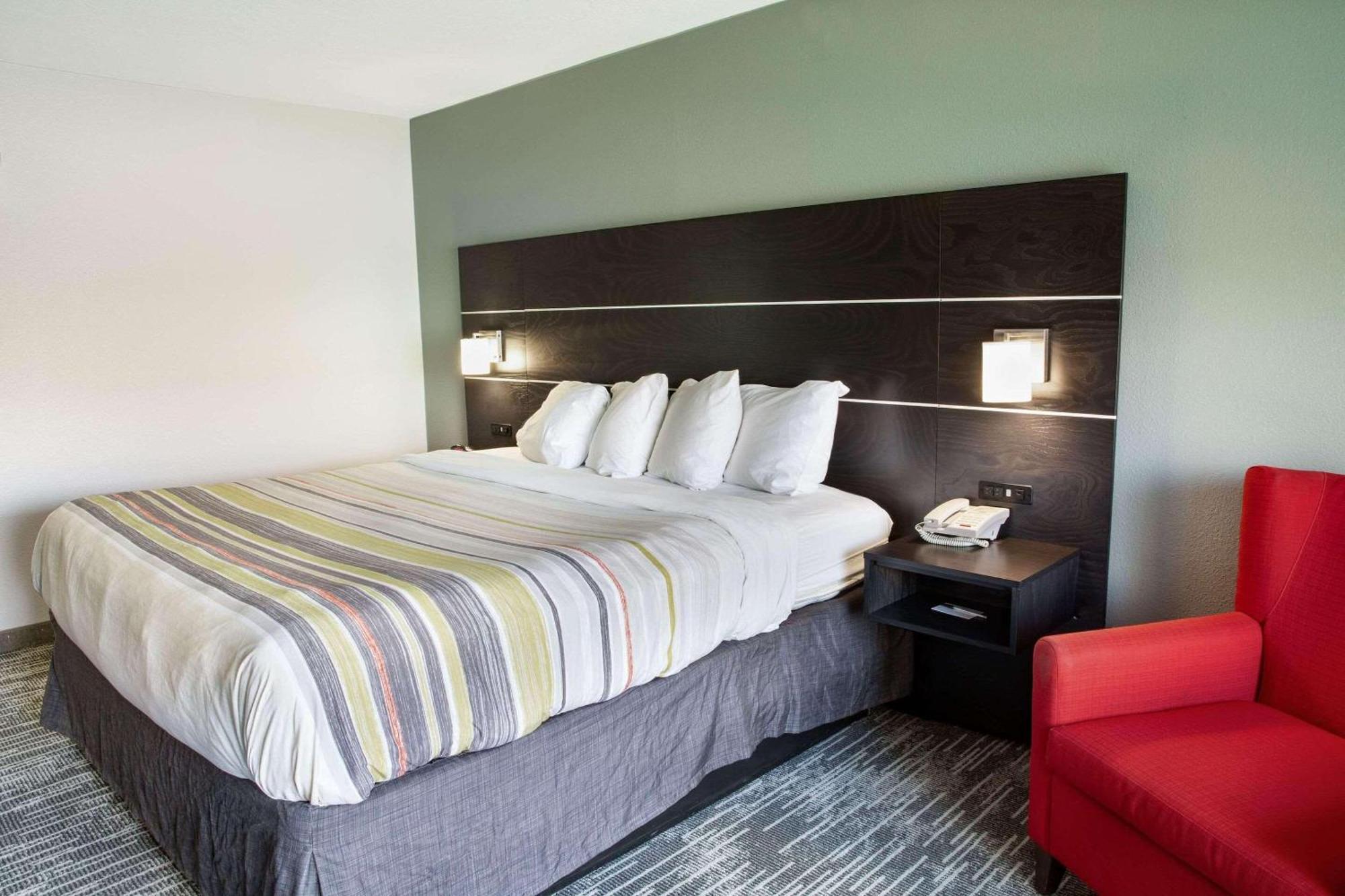 Country & By Radisson, West, Oh Hotel 3*