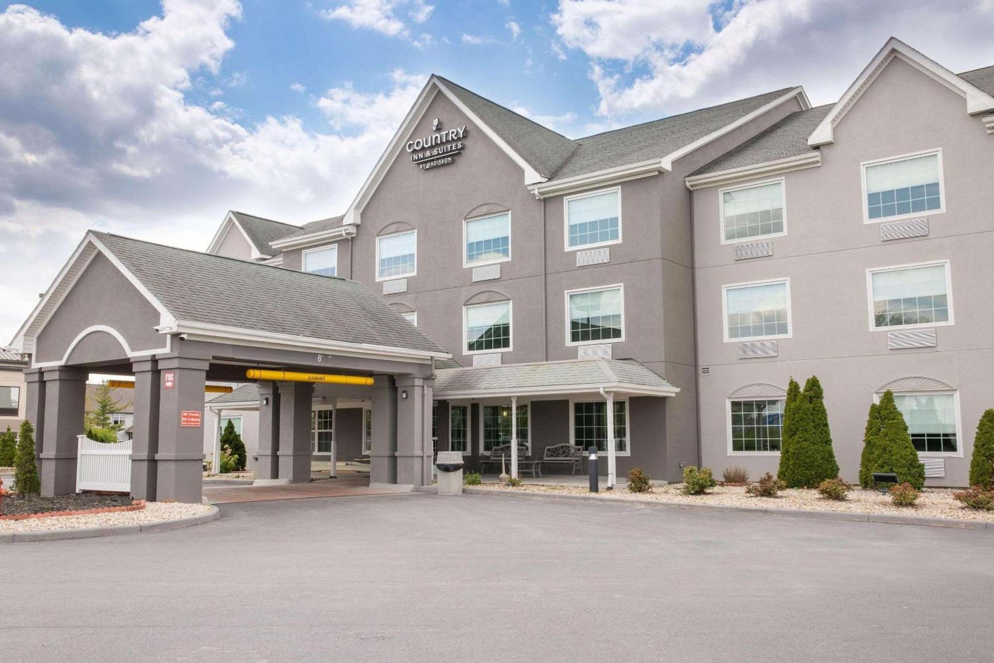 Country & By Radisson, West, Oh