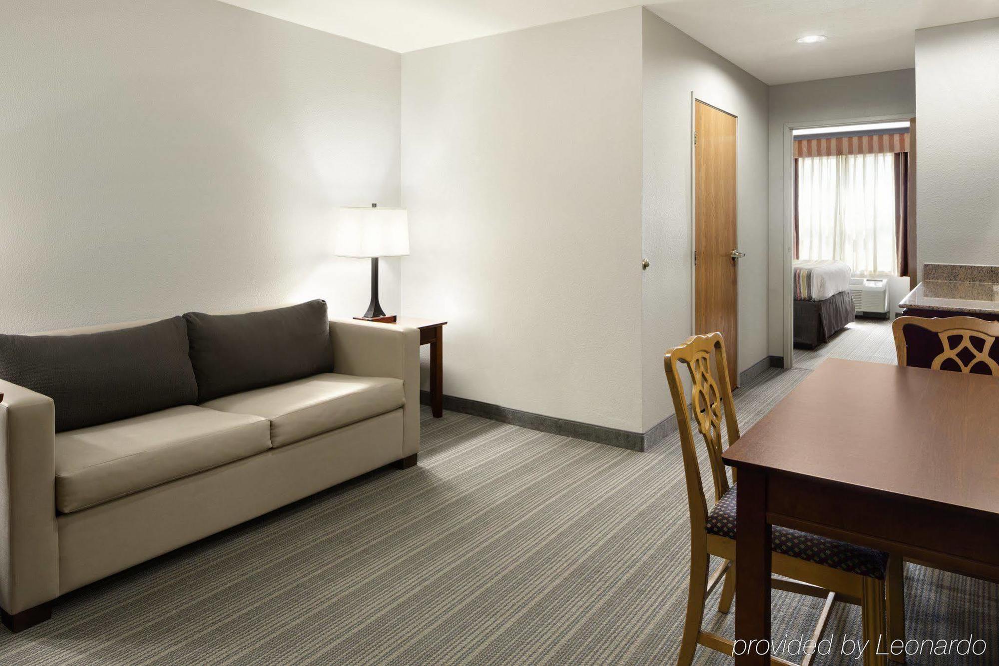 Country & By Radisson, West, Oh