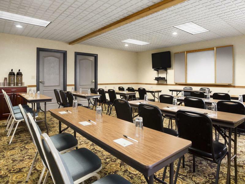 Country & By Radisson, West, Oh Hotel 3*