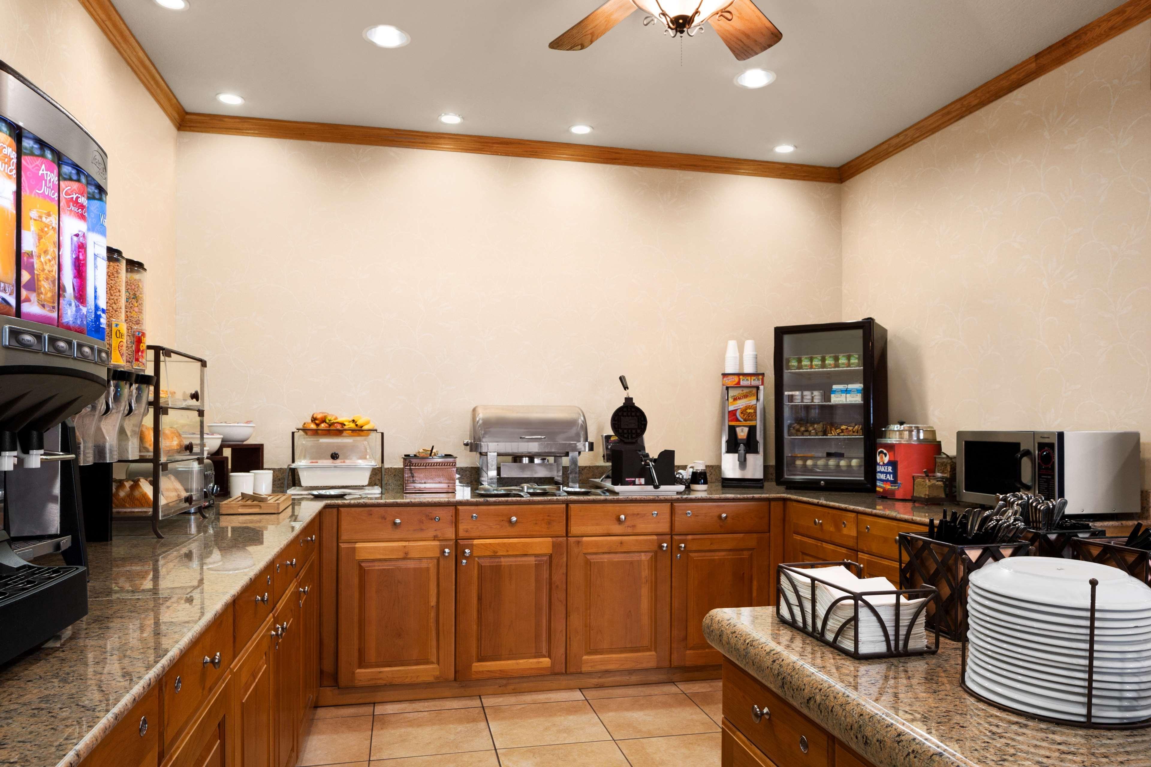 Country & By Radisson, West, Oh Hotel 3*