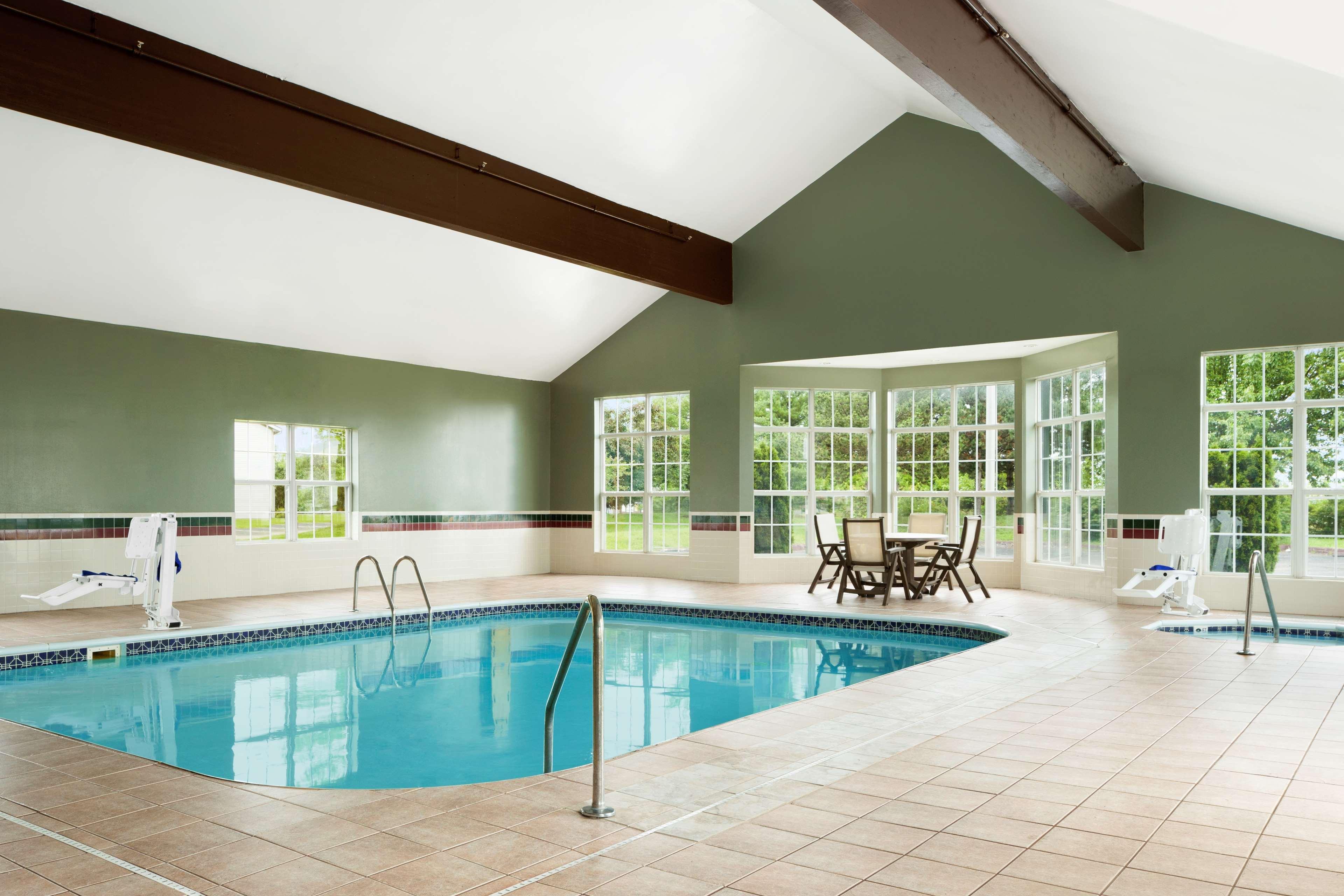 Hotel Country & By Radisson, West, Oh 3*