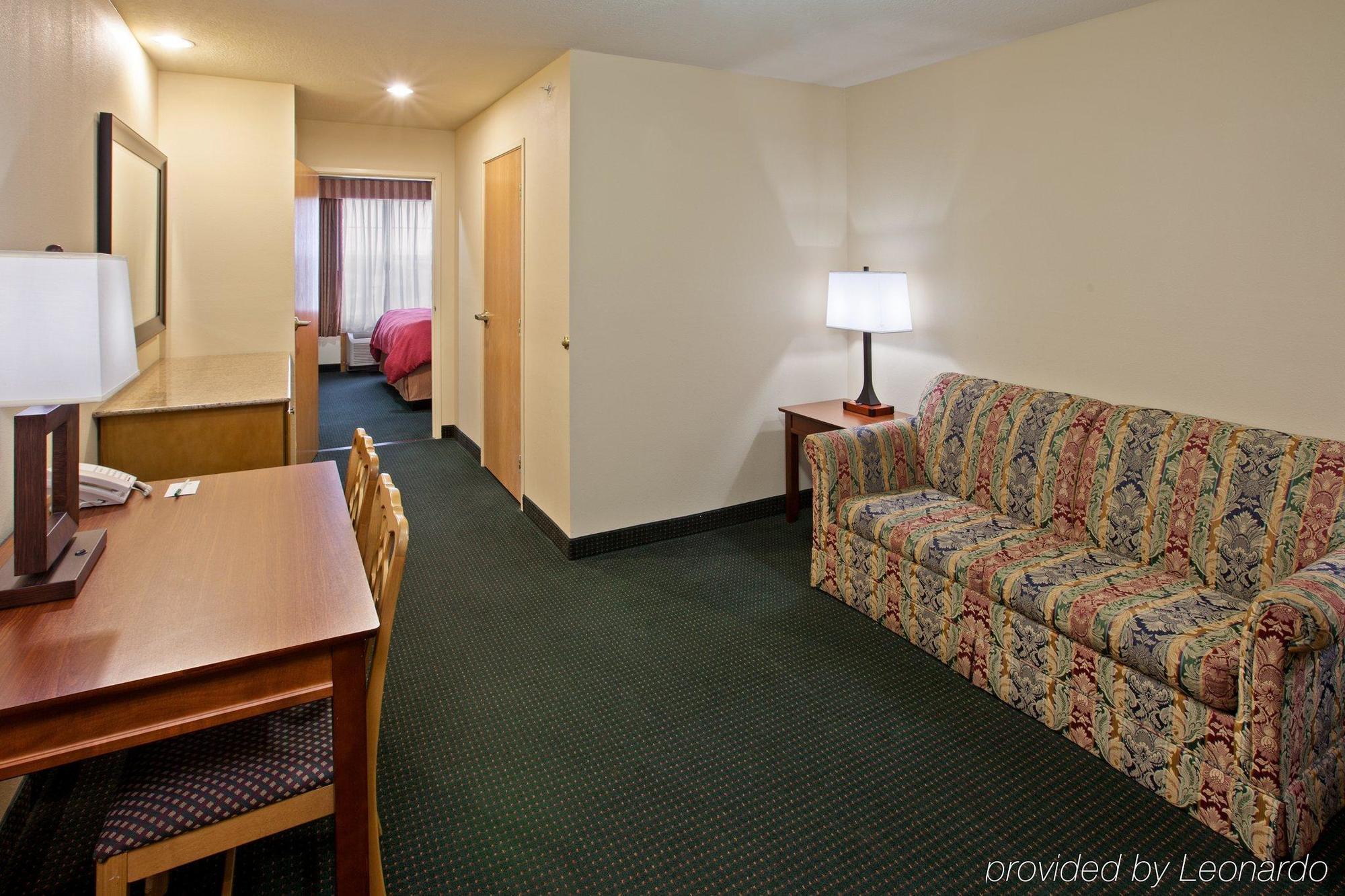 Country & By Radisson, West, Oh